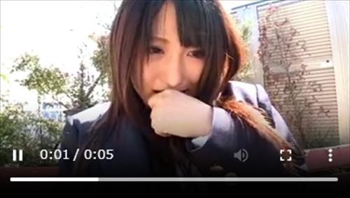 黒髪のロリータ若者が外で股間を広げ、ショーツで美しいマンコを露出する行為を非難。