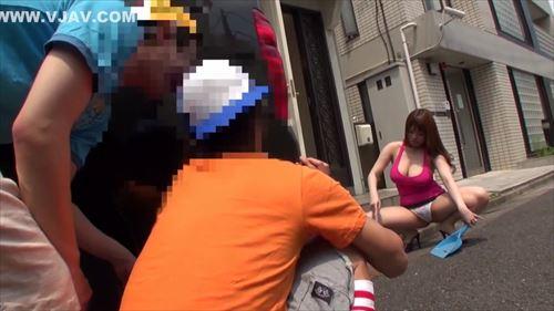 不機嫌な女教師は、生徒の弟をカメラで撮影する。