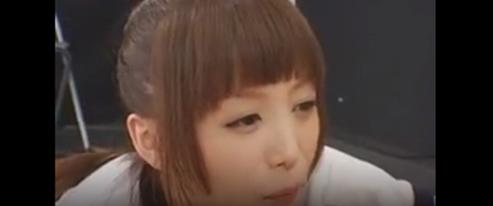 トレーニング着を着た可愛らしい若い女性が一般男性の性器を舐める