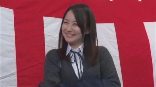 賞金、そして万円。誘惑に満ちた制服を着た少女の挑戦