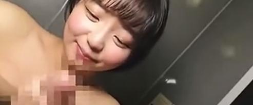 幼い見た目の小柄な女性と激しい個人プライベートセックス。