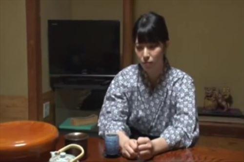 出張先のホテルで同僚と部屋を共にし、密着した状況で性的な刺激に耐えられず