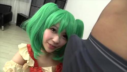 コスプレ青年たちが下品な内容を話しながら大人のペニスをさわる。