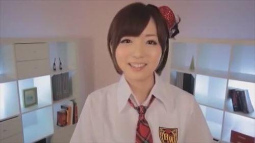 魅惑的な少女がエッチ的に貪欲な男に抱かれる