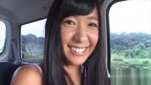興奮する女の子、車内で服を脱ぎ、外で玩具を挿入され、目隠しをされて