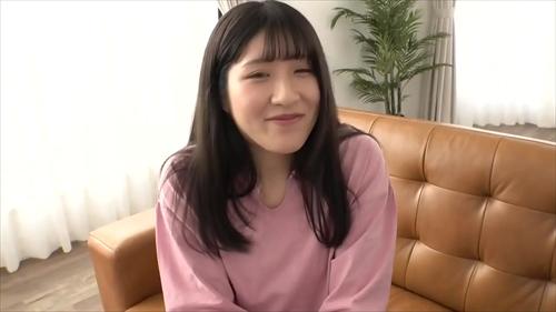 彼女は名門大学の出身で、エレガントさには欠けるが、セクシーで自分の汁にまみれている。