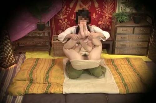 人妻たちの性欲が露わになり、欲望のままに身を委ねる姿。最初は疑い深かった人妻たちも、その行為に魅了されていく。