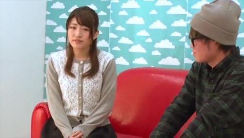 純粋な少女で初めての経験を捧げる卒業生、お姉様の誘惑に抵抗できない