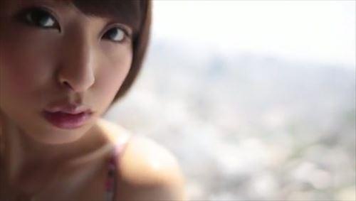 美少女が激しい動きで快感に達する