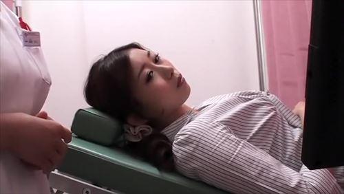 美貌の女性たちは、医師の弱みを利用し、患者を遠隔で性的嫌がらせし、屈辱の経験を味わわせた。