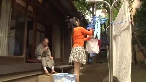 欲情に燃えるおっぱいが、義父に犯され、抵抗しながらもフェラをする
