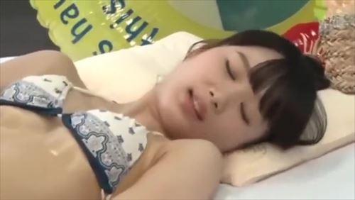 待ち合わせ場所にいた彼氏に、H的マッサージで興奮した女性が彼の反応を期待し、他人棒を挿入。