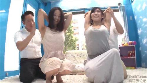 成熟した女性たちは、鮮やかなドレスを着て、肌に愛撫され、嬌声を上げ、秘部を強く刺激され、熱く燃えていた。