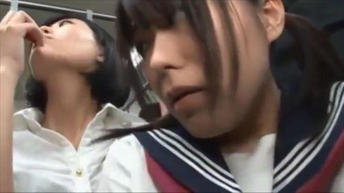 美しい女性に電車内で性的暴行を受け、キスで意識を奪われ、性的に乱暴されてしまう