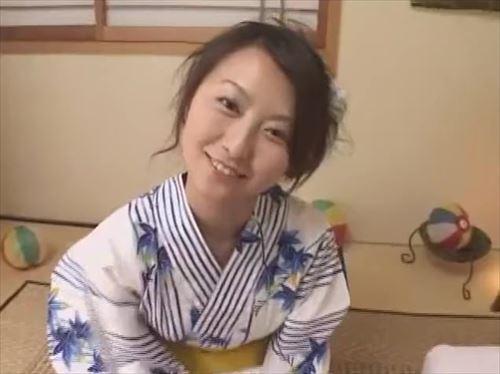 浴衣姿で、羞恥心を抑えきれず、寝室へと侵入する。