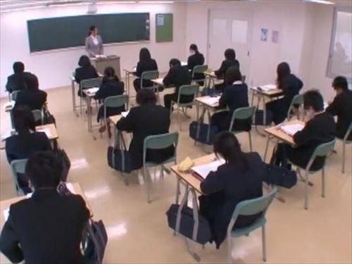 教師が生徒を守ろうとして痴漢に襲われてしまい、抵抗する力もなく乱暴に犯された。