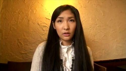 年老いた男女が、静かなカフェで寄り添う