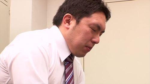 仕事のできない男たちを性処理相手として利用。更衣室で乱行