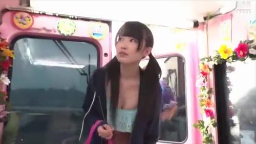可愛らしい顔立ちの少女が、水着姿で日焼け跡をチェックされる。その様子から、超エッチ的な行為へと移行し、最終的には挿入セックスに達する。