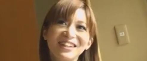 男の娘と男が浴室で一緒にいる。