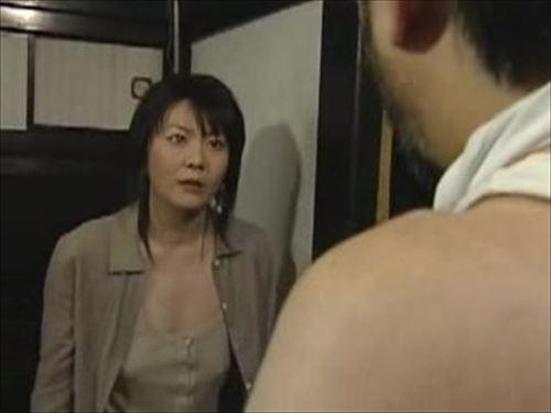 彼は性欲に駆られ、勃起不全に悩んでいた。若い女性に抱かれたいと強く願っていた。