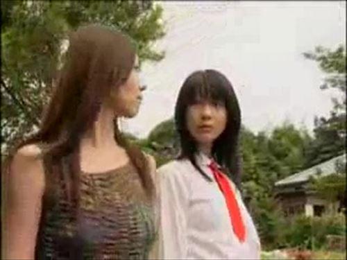 女性同士の深い愛を理解するには、実際に肌を重ね、性的関係を経験することが最も近道でしょう。