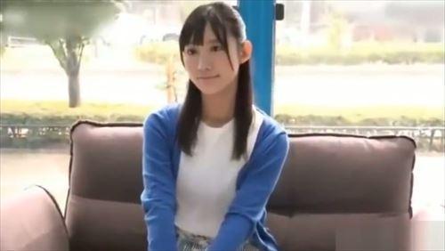 美しい黒髪でスタイルの良い女子大生が、彼との問答中に性的に誘惑され、大人に抱かれる。
