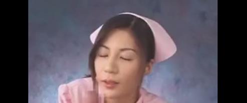 絶頂へと導く看護師役の女優。