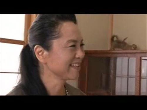 セクシーな高齢女性。彼女の性欲は衰えることがなく、彼女は自分の欲望を満たすためにあらゆることをする。