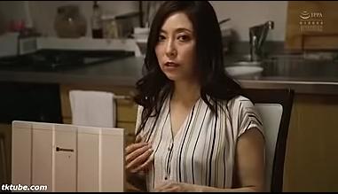 熟女が娘の彼氏に襲われ出産、独身の母美。