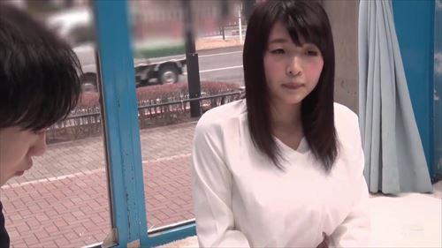 ブラのない胸が大きく膨らみ、下着からはみ出た胸元を指で弄りながら挿入