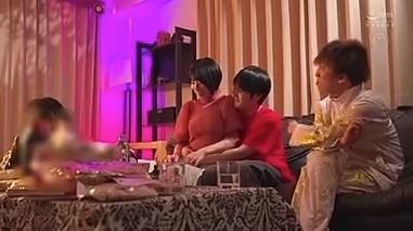 男たちに襲われ、乱交されて性暴力を受け、人形のように変えられたスマートな幼馴染。