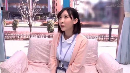 魅力的な看護師が、彼に性的なテクニックを教える