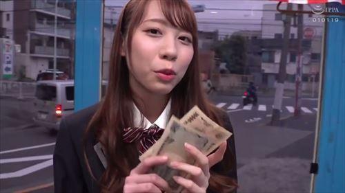 初代美少女、華奢な体で男に翻弄され、エロティックな行為に身を委ねる