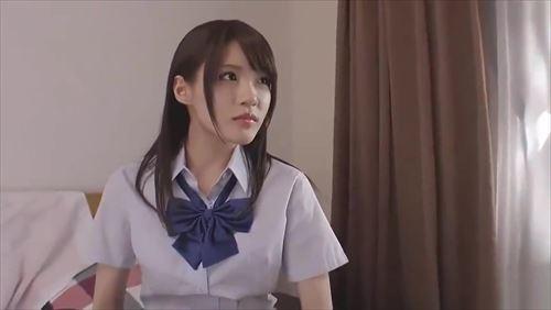 妹のミニスカートと黒ニーハイ、そして白い太ももの誘惑に、変態兄は理性を失い、素股から襲いかかる