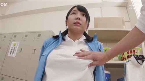 成績優秀で可愛らしい少女に、H的に乱暴な小悪魔が誘惑し、手コキやフェラで彼の性器を刺激し、激しいピストン運動で射精させる