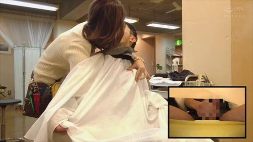美しい美容師が男性に近づき、密着して胸を押し付け、そっとキスをする。