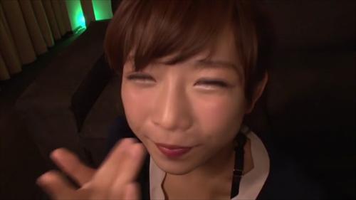 可愛い短髪の恋人がフェラをし、男性を楽しませます。