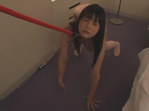 女の子は四つん這いになり、ニーソックスが彼女の足首を締め付ける