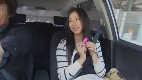 浮気旅行中の若妻は、車中で下半身を解放し、性的な興奮を味わう