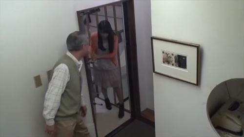 近所の女性をコタットに隠れて誘惑し、卑猥的興奮を味わう