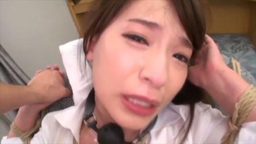 屈辱に満ちた姿、美しい男の全裸秘書