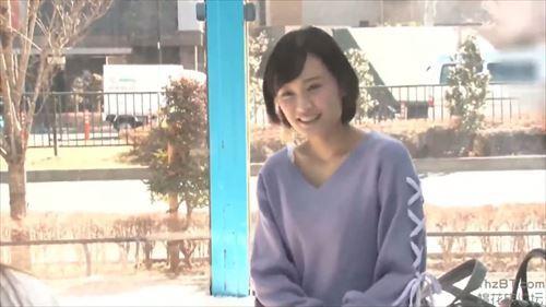 学生が男性の悩みに答えるため、ミラーを通して性的行為に誘導