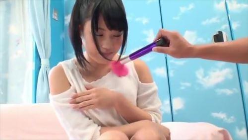 美少女の純粋な体に、お金のために触れ、辱めを与える