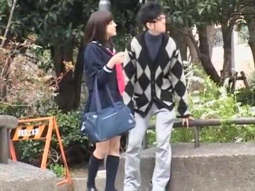 デート中に襲われ、性暴行を受ける学生