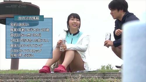 美乳の娘に手マンで責められ、淫乱な娘は潮吹き、激しい性行為で果てた
