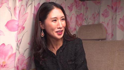 四十路の熟女、性欲むき出しで誘惑。新婚気分の若者との車内では、乳首は膨らみ、秘部に熱く息を吹きかける。