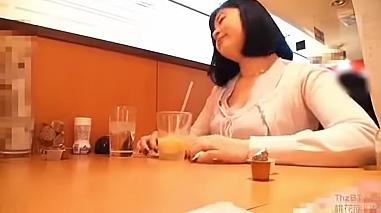 SNSで出会い、不倫。昼間のホテルで録画。巨乳奥様。