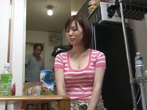 孤独な男性が、女性の家政婦をターゲットにH的欲求を発散
