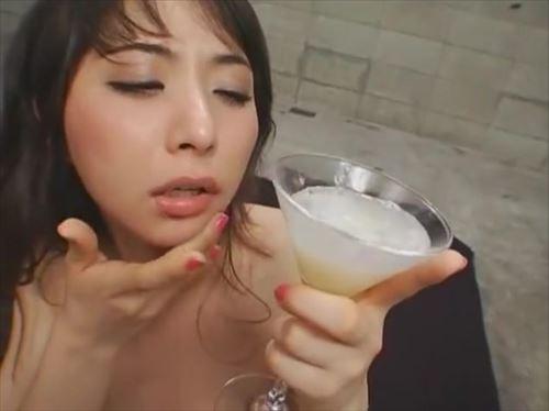 美少女たちが性的に貪欲な男性を魅了し、大量の精子を受け入れる